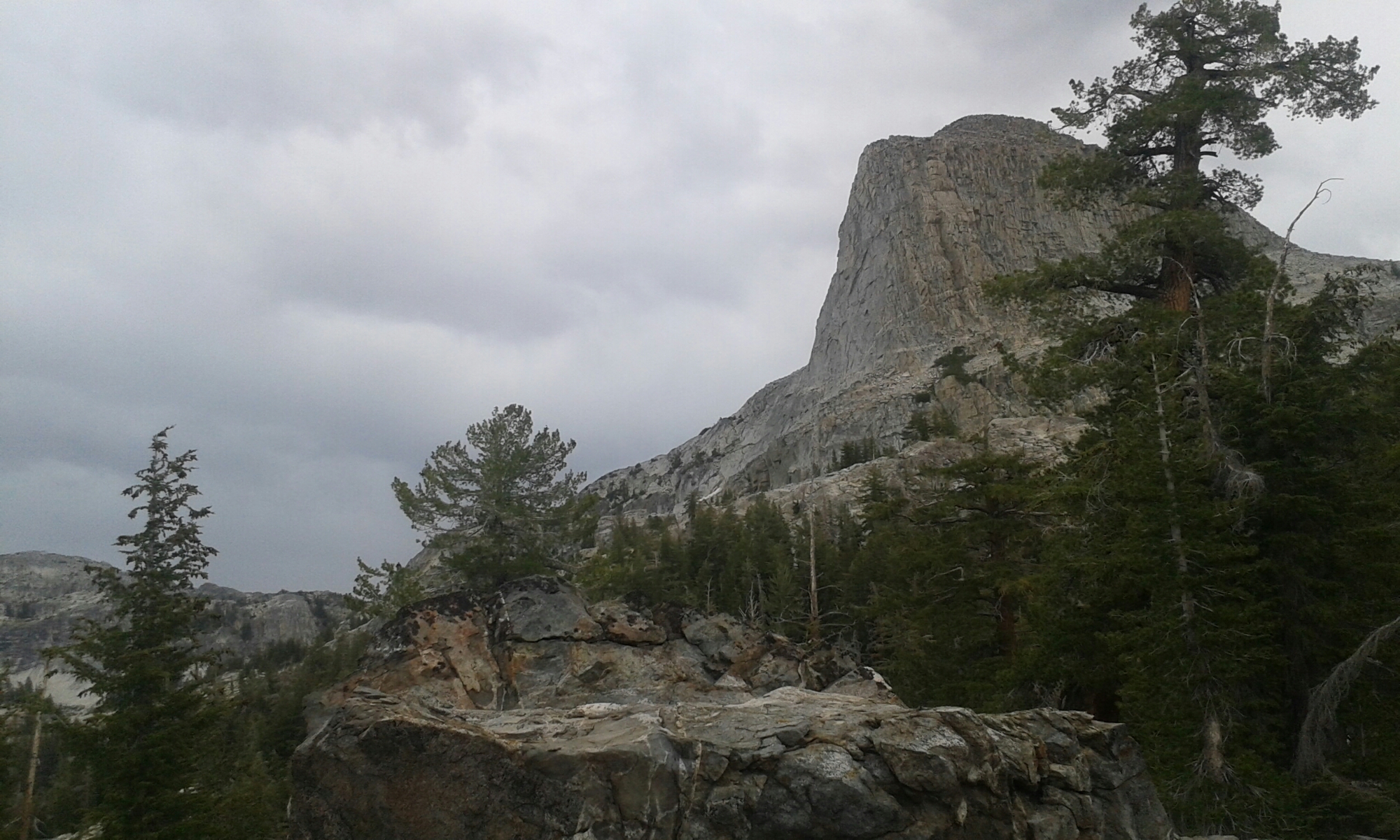 Felsen im Regenwetter image